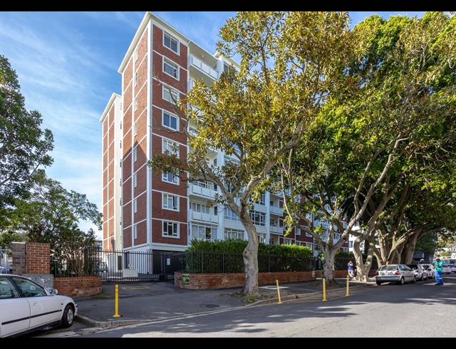 2 BEDROOM APARTMENT TO LET IN SEA POINT